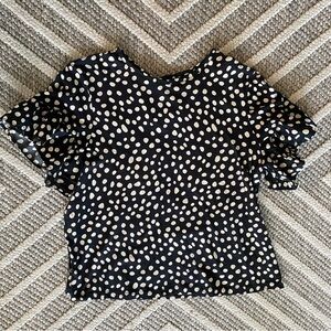 Who What Wear black and cream polka dot top with ruffle sleeves 🖤 Size Medium